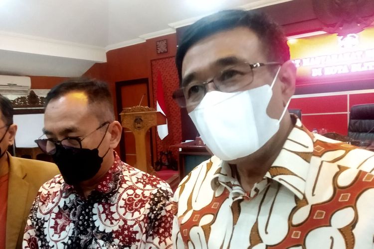 Anggota DPR RI Djarot Saiful Hidayat dari PDI Perjuangan menjawab wartawan usai dengar pendapat dengan jajaran Pemerintah Kota Blitar, Kamis (18/11/2021)