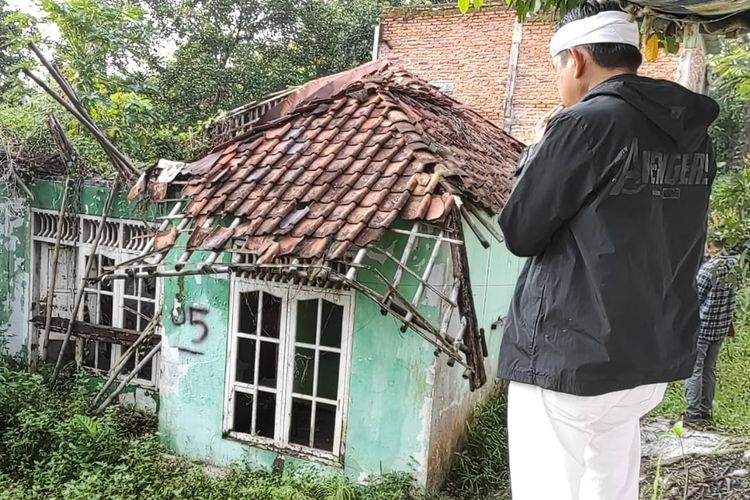 Anggota DPR RI, Dedi Mulyadi, saat meninjau 11 rumah warga di Kampung Tegalnangklak, Desa Bunder, Kecamatan Jatiluhur, Kabupaten Purwakarta, Jawa Barat, yang ambruk akibat pembangunan terowongan kereta cepat Jakarta-Bandung, Rabu (12/10/2022).