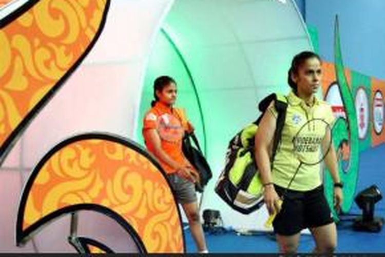 Pebulu tangkis India, Saina Nehwal (kanan), berjalan ke lapangan untuk menghadapi PC Thulasi dari Mumbai Masters pada Indian Badminton League (IBL), Kamis (22/8/2013).