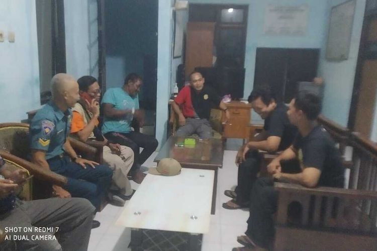 Tim Basarnas menjemput nelayan asal Trenggalek, Sugiyono (kaus biru) di Kabupaten Pacitan, pada Jumat (12/5/2023)