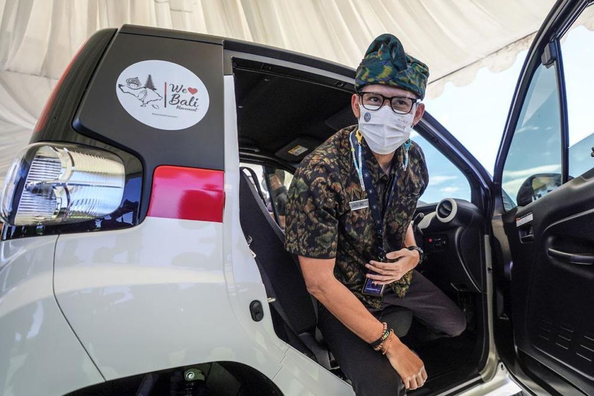 Manparekraf Sandiaga Uno jajal mobil listrik mungil Toyota di Bali