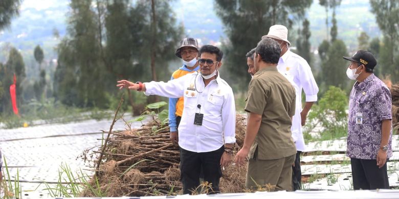 Menteri Pertanian (Mentan) Syahrul Yasin Limpo (SYL) terlihat sedang berdiskusi dengan jajarannya di Kementerian Pertanian. 