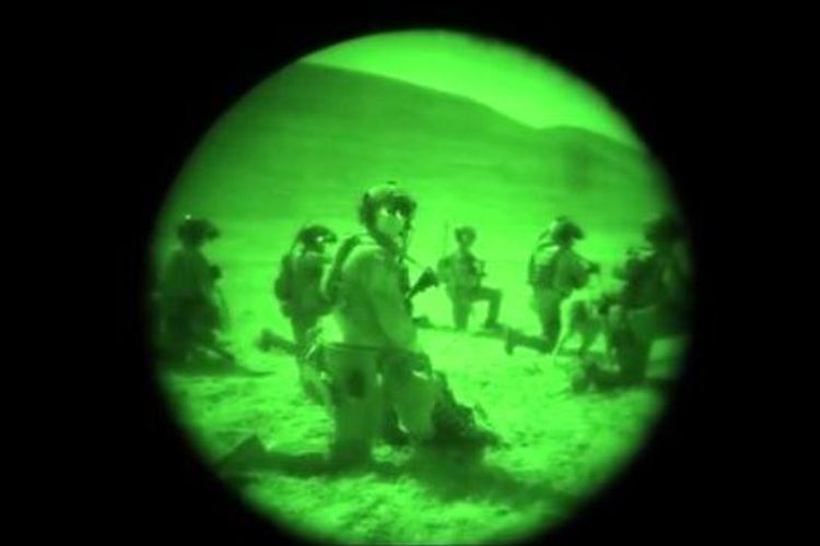 Kamera malam tampilkan pasukan khusus AS bersiap menggelar operasi terhadap markas ISIS di provinsi Jowzjan, Afghanistan.