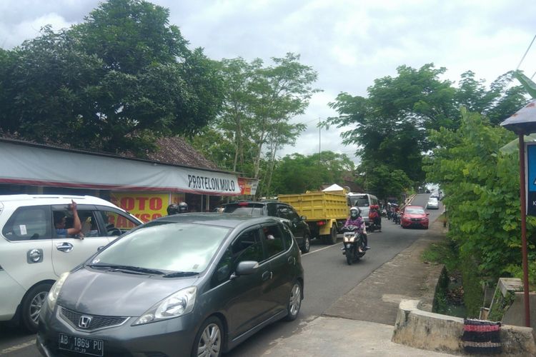 Suasana jalan di pertigaan Mulo, Wonosari, persimpangan menuju ke arah Pantai Gunungkidul, Senin (1/1/2018)