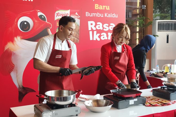 Chef Firhan (kiri) bersama penyanyi sekaligus figur publik Inul Daratista (kanan) sedang demo memasak dalam acara peluncuran Royco Bumbu Kaldu Rasa Ikan di Senayan Park, Senin (22/9/2025). 