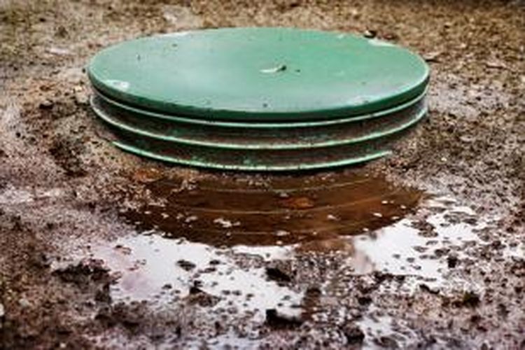 Tak ada ketentuan khusus ketika menempatkan septic tank atau tangki bioteknologi ini di rumah. Anda hanya perlu memastikan bahwa jaraknya tak kurang dari 10m dari sumur air bersih. 