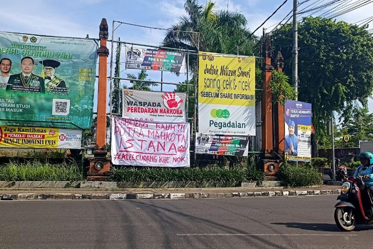 Salah satu spanduk sindiran jelang kunjungan calon wakil presiden (Cawapres) nomor 2, Gibran Rakabuming Raka. Spanduk ini dipasang di simpang Jalan Sudirman, Kota Denpasar, Bali, pada Selasa (9/1/2024). 