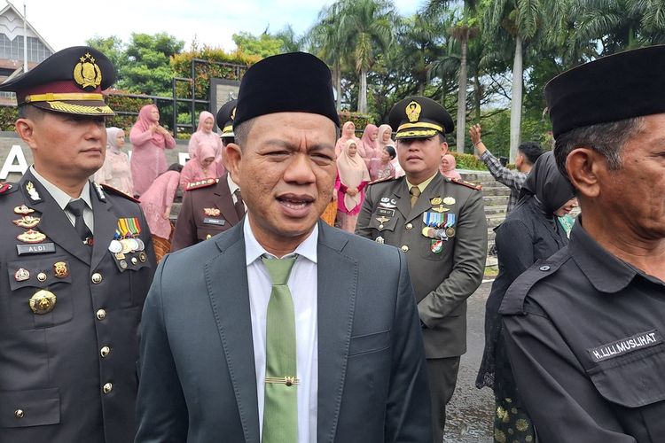 Bupati Bandung Dadang Supriatna saat diwawancarai di Soreang, Kabupaten Bandung, Jawa Barat, Selasa (1/7/2025)