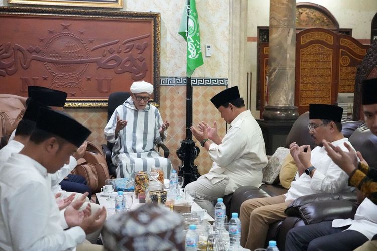 Rombongan Prabowo Subianto bersilaturahim dengan Rois Aam PBNU KH Miftahul Akhyar di Surabaya, Minggu (6/11/2022) malam.