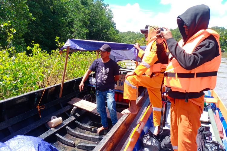 Petugas BPBD Nunukan bersama masyarakat melakukan pencarian korban yang diseret buaya di perairan Sungai Semaja Seimanggaris