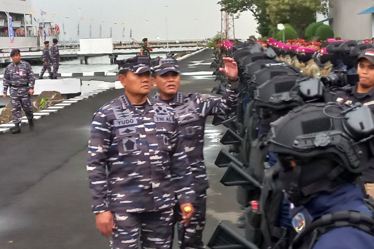 Panglima TNI Laksamana Yudo Margono dan Kepala Staf Angkatan Laut (KSAL) Laksamana Muhamad Ali saat acara admiral inspection di Pangkalan AL Pondok Dayung, Jakarta Utara, Rabu (28/12/2022). 