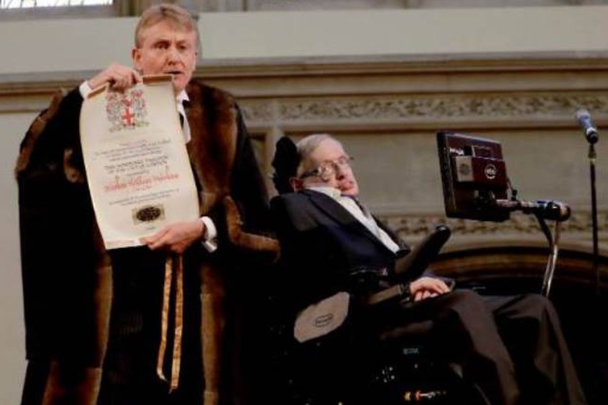 Stephen Hawking saat menerima Kebebasan Kehormatan di Kota London pada tahun 2017, oleh Chamberlain dari Kota London Peter Kane.