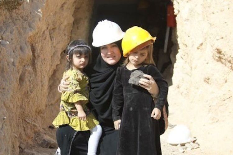 Tammie Umbel bersama dua anaknya. Ia seorang muslimah di Amerika Serikat yang sukses berbisnis produk kecantikan senilai miliaran rupiah. Ia membesarkan 14 anak-anaknya sendiri di rumah. 