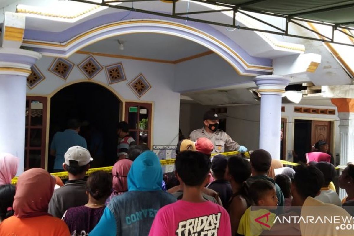 Polres Lumajang melakukan olah tempat kejadian perkara (TKP) di rumah korban yang meninggal diduga keracunan gas genset di Desa Pandanwangi, Kecamatan Tempeh, Kabupaten Lumajang, Rabu (27/1/2021). 