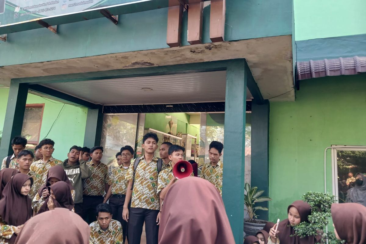 Siswa MAN 2 Medan saat berunjuk rasa di sekolahnya, Jumat (7/2/2025). Mereka menyampaikan kekecewaannya karena tidak bisa mengikuti Seleksi Nasional Berdasarkan Prestasi (SNBP) 