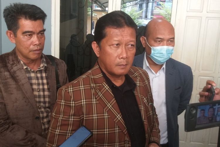 Darmawan, kuasa hukum A, oknum dosen Unsri yang diduga melakukan pelecehan seksual terhadap mahasiswi berinisial DR saat berada di Polda Sumatera Selatan, Senin (6/12/2021).