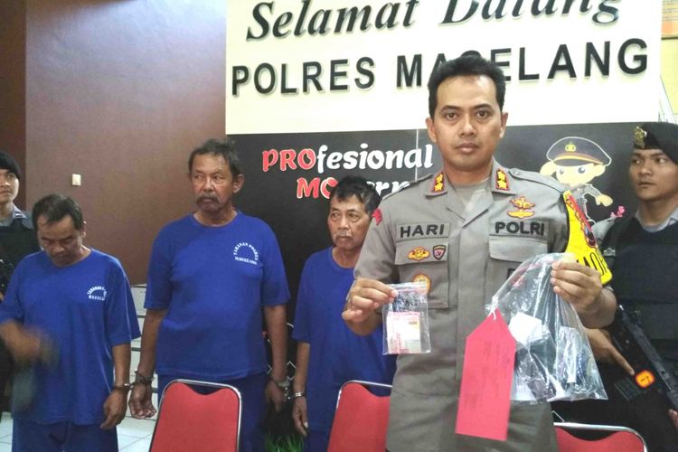 Kapolres Magelang AKBP Hari Purnomo merilis kasus judi/botoh pemilihan kepala desa (Pilkades) di Desa Adikarto Kecamata Muntilan, Selasa (16/10/2018). Pilkades serantak digelar di 49 desa di Kabupaten Magelang, Minggu (14/10/2018). 