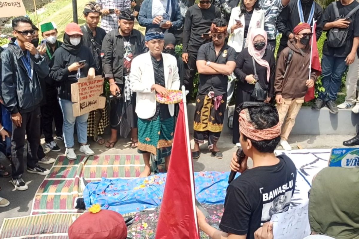 Sejumlah organisasi kemahasiswaan yang tergabung dalam Cipayung Plus Bali mengelar demontrasi kawal putusan Mahkamah Konstitusi (MK) terkait UU Pilkada di depan Kantor DPRD Provinsi Bali, pada Jumat (23/8/2024). Kompas.com/ Yohanes Valdi Seriang Ginta