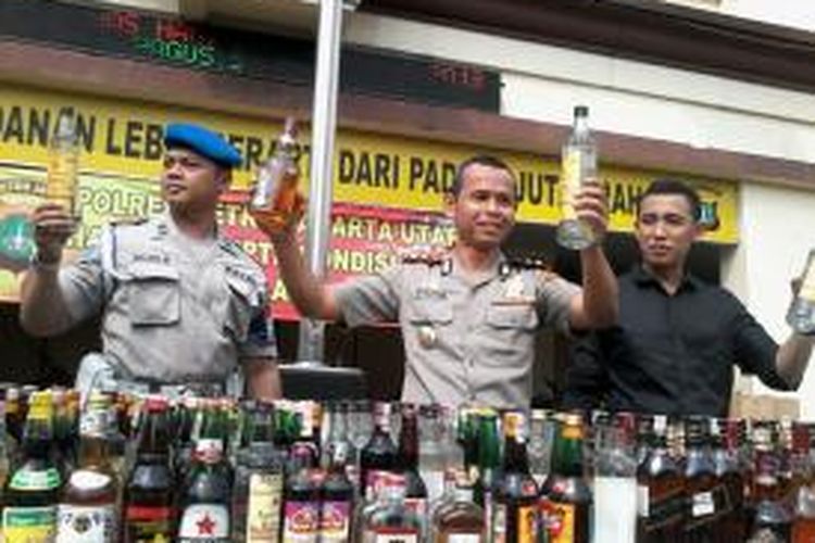 Aparat Polres Metro Jakarta Utara, Rabu (31/7/2013), menunjukkan minuman keras yang disita selama Operasi Tertib Ramadhan pada 3 Juli-30 Juli 2013.