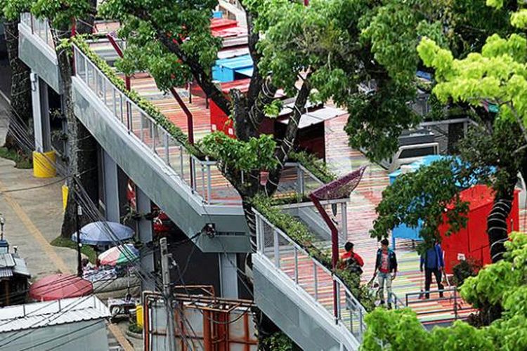 Jembatan layang khusus pejalan kaki dan pedagang kaki lima yang bernama Teras Cihampelas dibangun di atas Jalan Cihampelas, Bandung, Jawa Barat, dan mulai digunakan Rabu (1/2/2017). Jembatan setinggi 4,6 meter, lebar 9 meter, dan panjang 450 meter di atas jalan raya ini merupakan solusi penataan pedagang kaki lima di tengah sulitnya mencari lahan.