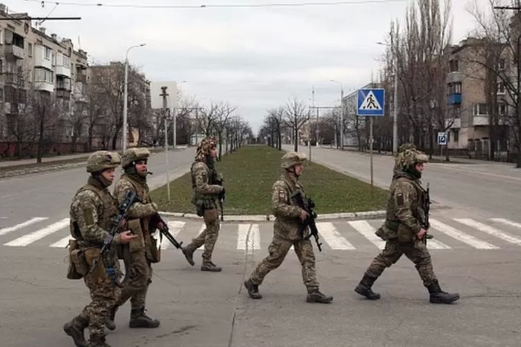 Tentara Ukraina berjalan di kota kecil di Severodonetsk, di mana Girikumar tinggal.