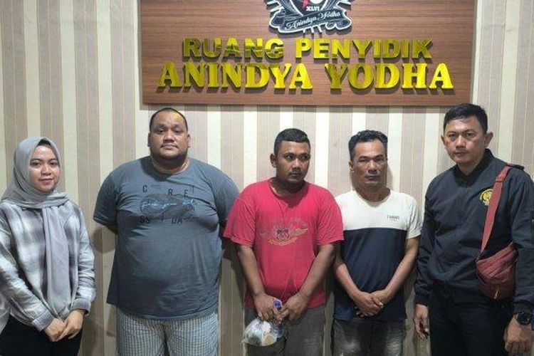 Polisi saat menangkap Camat Nibung Hangus (dua dari kiri) dan dua temannya. Ketiganya ditangkap di Kabupaten Asahan usai mengkonsumsi sabu pada Sabtu (5/4/2025)