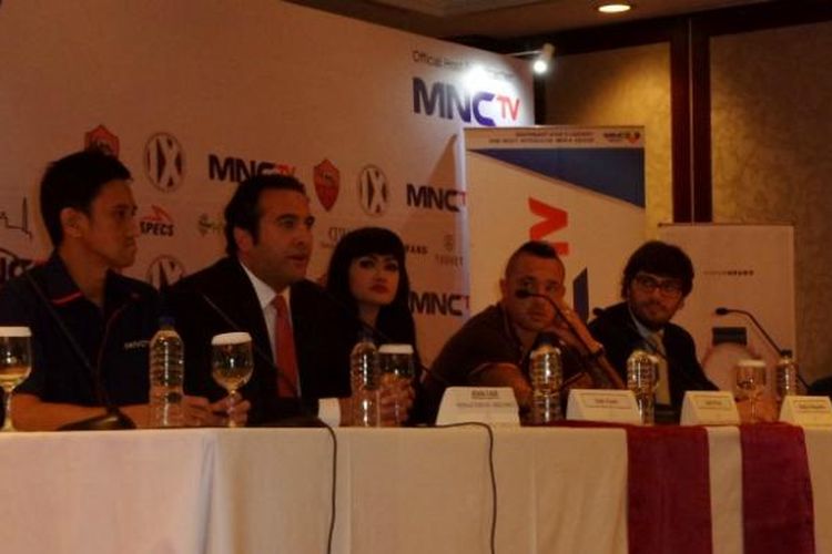 CEO AS Roma, Italo Zanzi (kedua dari kiri), Julia Perez, dan Radja Nainggolan (kedua dari kanan) saat konferensi pers di Jakarta (24/7/2015)