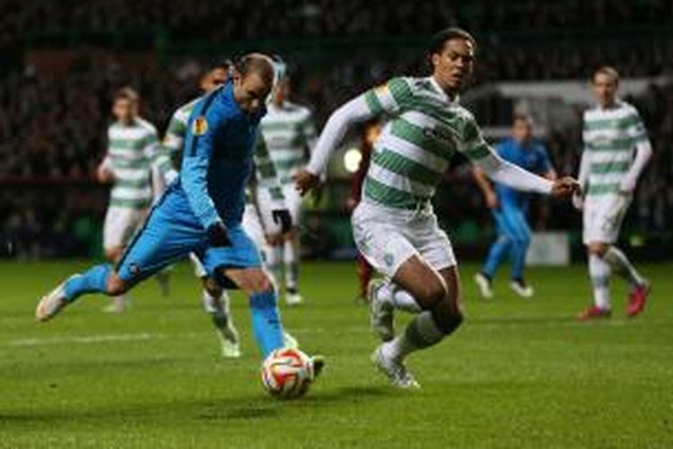 Striker Inter Milan, Rodrigo Palacio (kiri), saat melepaskan tendangan yang berujung gol ke gawang Celtic pada leg pertama 32 besar Liga Europa di Stadion Celtic Park, Kamis (19/2/2015). 