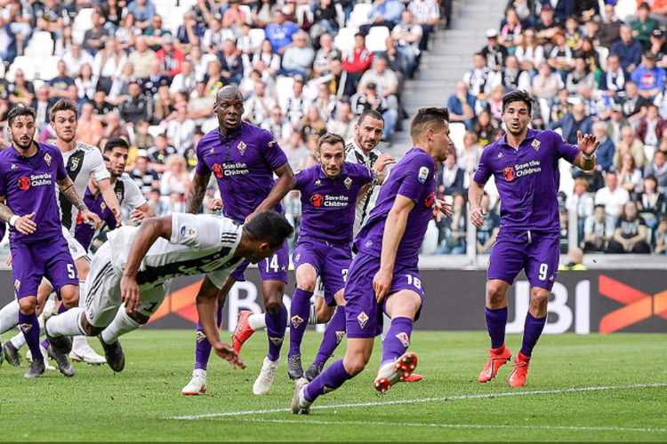 Alex Sandro menyundul bola yang berujung gol untuk Juventus pada laga pekan ke-33 Serie A melawan Fiorentina di Stadion Allianz, Turin, Sabtu (20/4/2019).