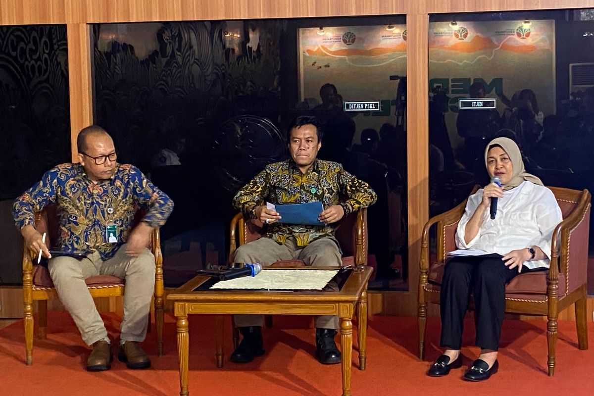 Direktur Jenderal Penegakan Hukum Kehutanan Kemenhut, Dwi Januanto Nugroho, bersama Dirjen Pengendalian DAS dan Rehabilitasi Hutan Kemenhut, Dyah Murtiningsih dalam konferensi pers di kantornya, Kamis (20/3/2025). 