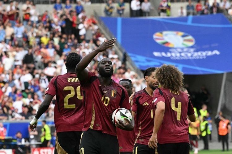 Romelu Lukaku kala merayakan gol dalam laga Grup E Euro 2024 antara Belgia vs Slovakia di Frankfurt Arena, 17 Juni 2024. Dua gol Romelu Lukaku dianulir dalam laga ini. (Photo by THOMAS KIENZLE / AFP)
