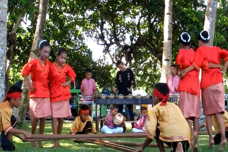 Tari Saureka Reka, salah satu kesenian dan permainan tradisional yang cukup terkenal di Maluku.