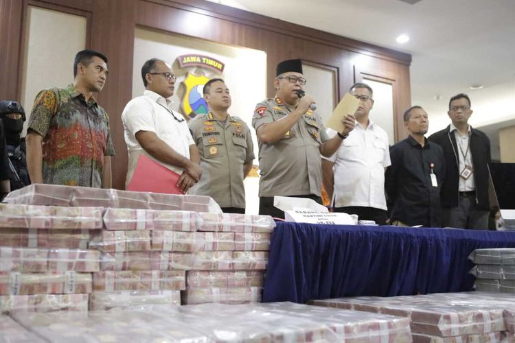 Polisi amankan uang nasabah investasi MeMiles sebesar Rp 122 miliar.