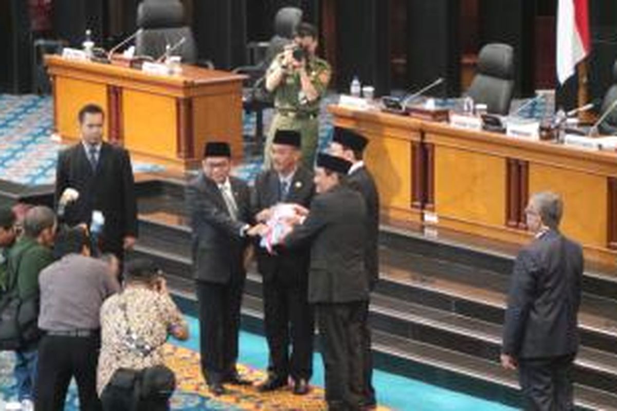 (kiri ke kanan) Wakil Ketua DPRD DKI Jakarta Mohamad Taufik, Ketua DPRD DKI Jakarta Prasetio Edi Marsudi, Gubernur DKI Jakarta Basuki Tjahaja Purnama, dan Wakil Gubernur DKI Jakarta Djarot Saiful Hidayat seusai penyerahan dokumen Laporan Keterangan Pertanggungjawaban (LKPJ) APBD DKI 2014, Senin (6/4/2015). 