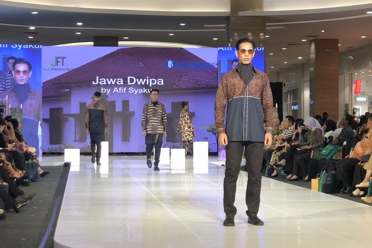 Koleksi busana Jawa Dwipa Afif Syakur di Jogja Fashion Trend 2023