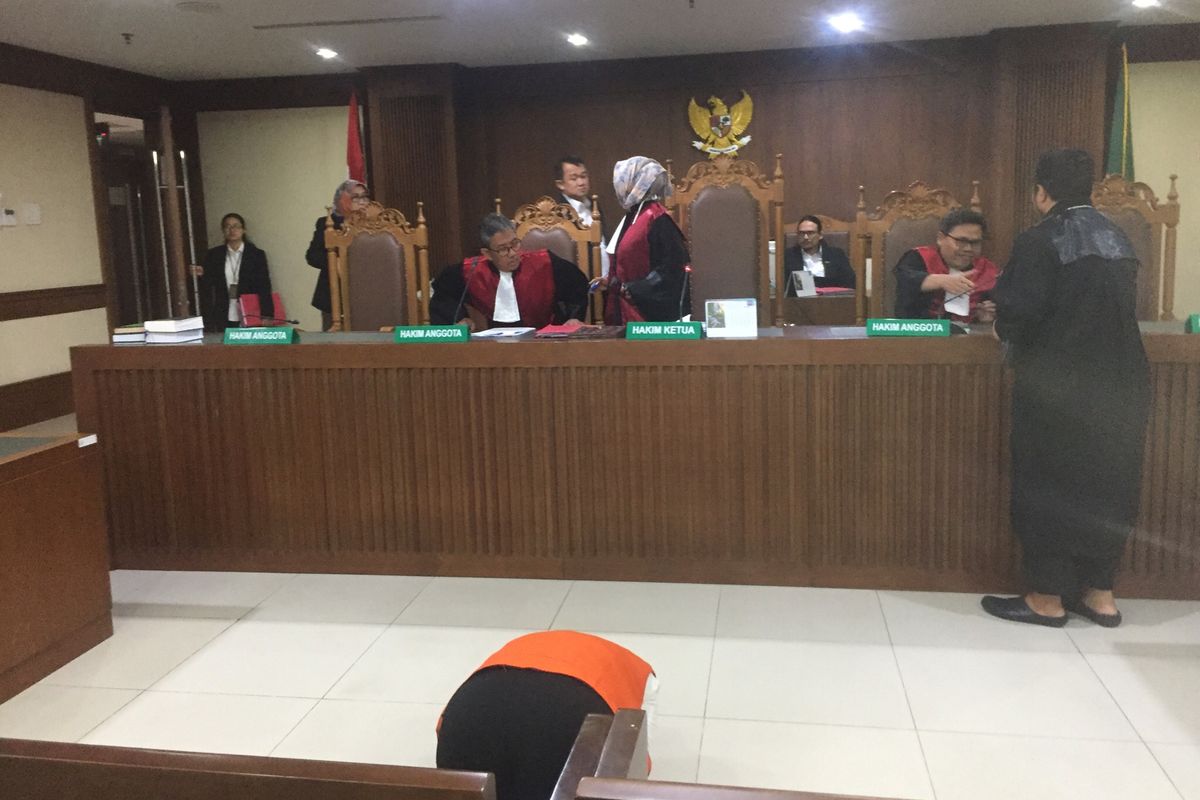 Suasana persidangan Ina Yuniarti, wanita penyebar video viral  ancaman penggal kepala Presiden Joko Widodo (Jokowi) divonis bebas dalam sidang putusan yang digelar di Pengadilan Negeri Jakarta Pusat pada Senin (14/10/2019).