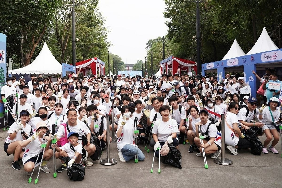 Memperingati 50 tahun hubungan diplomatik Indonesia dan Korea Selatan, KT&G menggelar kegiatan plogging melibatkan warga Indonesia dan Korea di Stadion GBK, Jakarta (24/9/2023).