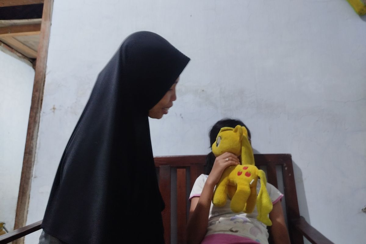 Tri Handayani bersama putrinya, Aishiva yang menderita epilepsi, Minggu (10/3/2025) 