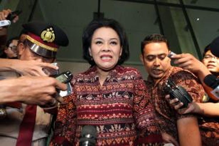 Istri Menteri ESDM, Triesnawati Jero Wacik, usai diperiksa Komisi Pemberantasan Korupsi di Jakarta, Selasa (16/9/2014), Triesnawati diperiksa sebagai saksi bagi tersangka Jero Wacik terkait penyelidikan proyek pengadaan di Kementerian ESDM. 