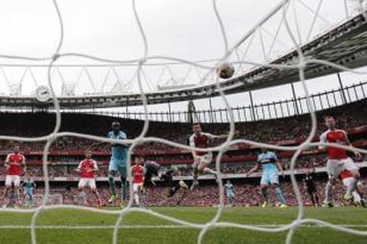 Gelandang West Ham United, Cheikhou Kouyate, mencetak gol pembuka ke gawang Arsenal pada pekan pembuka Premier League, Minggu (9/8/2015).