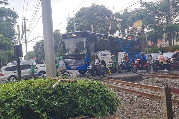 Suasana saat Bus TransJakarta melintas dari arah Latuharhary menuju Halimun, Jakarta Pusat pada Senin (7/11/2022).
