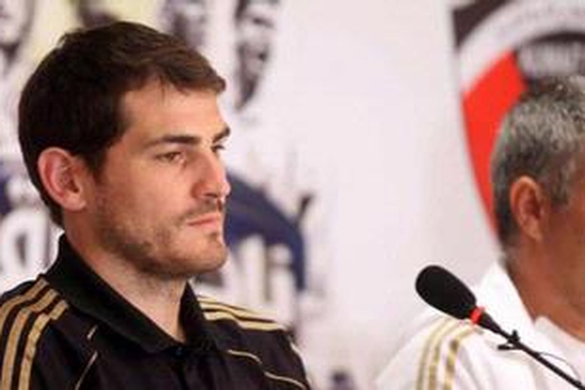 Kapten Real Madrid, Iker Casillas (kiri), dan pelatihnya asal Portugal, Jose Mourinho, hadir dalam konferensi pers di Kuwait City, Kuwait, Selasa (15/5/2012), dalam rangka uji coba Madrid melawan timnas Kuwait pada Rabu (16/5/2012).