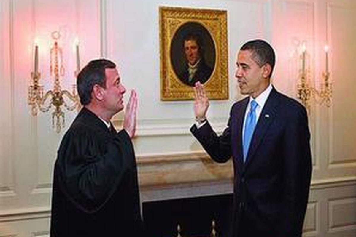 Ketua MA John G Roberts Jr kembali mengambil sumpah Presiden Barack Obama di Map Room, Gedung Putih, Rabu (21/1). 