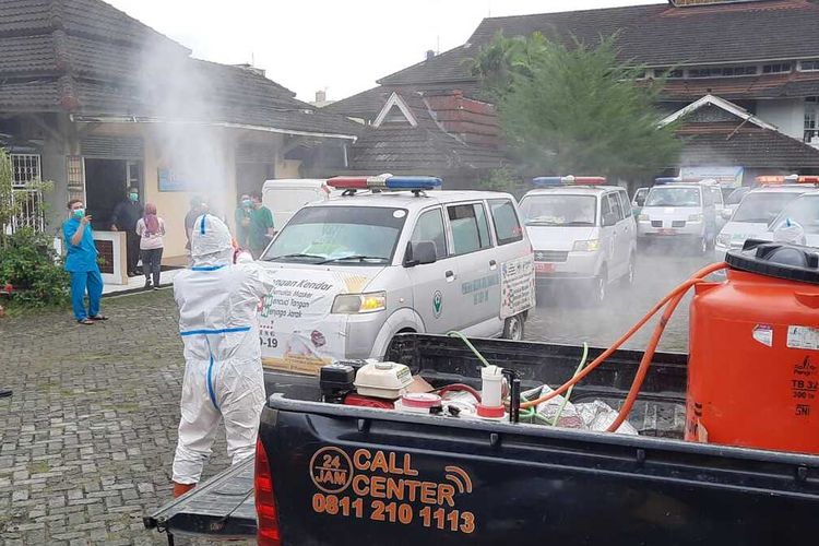 Puluhan ambulans sedang menjalani sterilisasi sesuai menjemput ratusan pasien klaster pesantren ke tempat isolasi darurat terpusat di Hotel Crown Kota Tasikmalaya, Senin (15/2/2021).