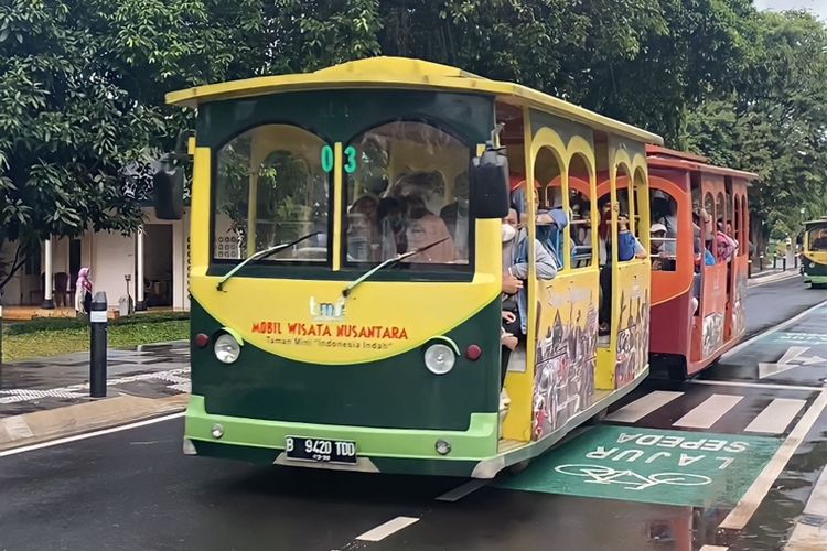 Bus listrik TMII memiliki nomor yang menunjukkan rute perjalanan kendaraan. 