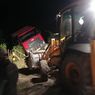 Longsor Tutup Badan Jalan Trans-Timor Kupang NTT, 1 Truk Tronton Tertimbun