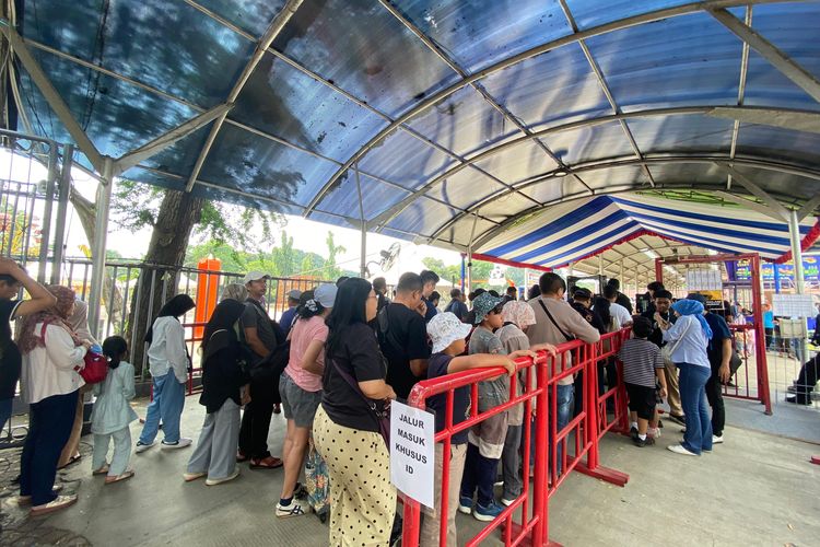 Libur Tahun Baru Islam, Antrean Pengunjung Jakarta Fair Mengular di Gate F