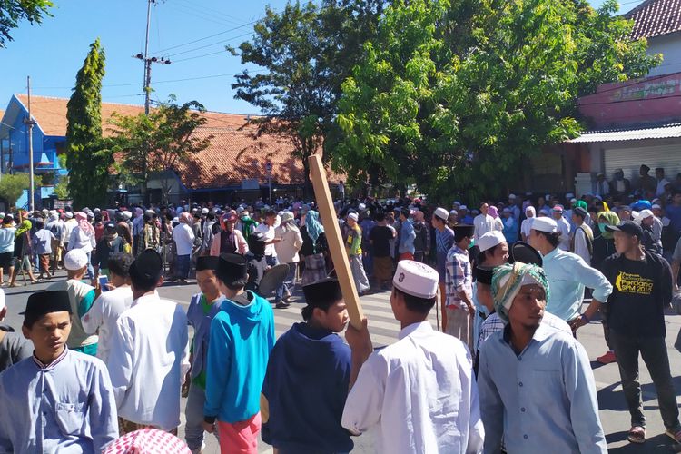 Massa dari wilayah utara dan barat Pamekasan mendatangi kantor Polres Pamekasan, Rabu (22/5/2019). Mereka datang membawa bambu runcing, kayu balok dan senjata tajam.