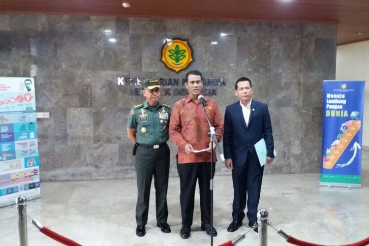 Menteri Pertanian, Amran Sulamain bersama KSAD Jenderal TNI Mulyono, Serta Anggota Komisi IV BPK Rizal Djalil di Kantor Kementerian Pertanian, Jakarta, Senin (6/11/2017).  ‎