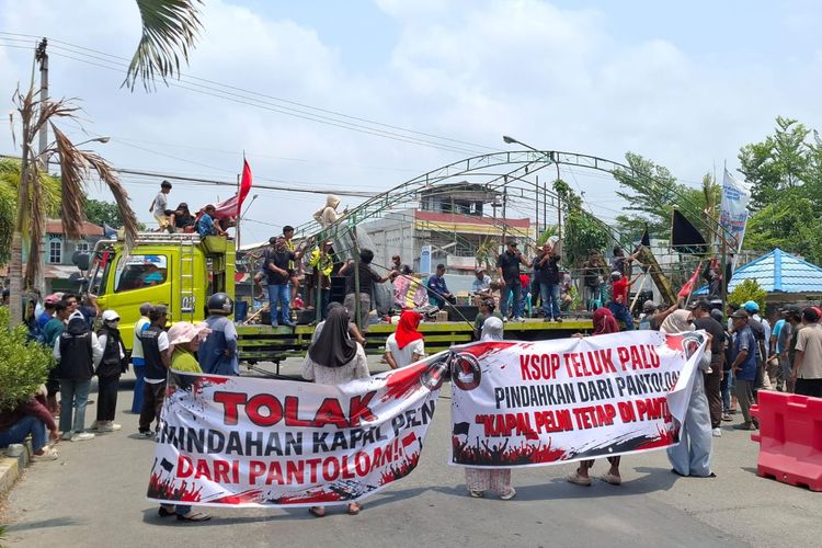 Warga Pantoloan Blokade Terminal Petikemas, Minta Kapal Dorolonda Tetap Bersandar di Palu